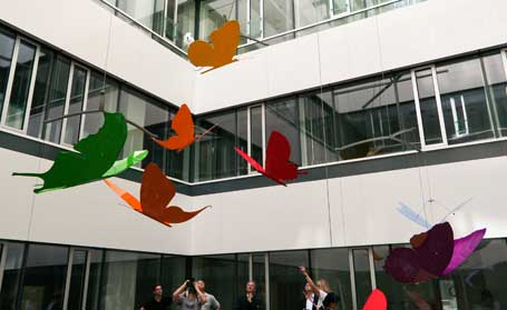 Schmetterlingsmobile von Rosalie schwebt im Olgäle-Neubau