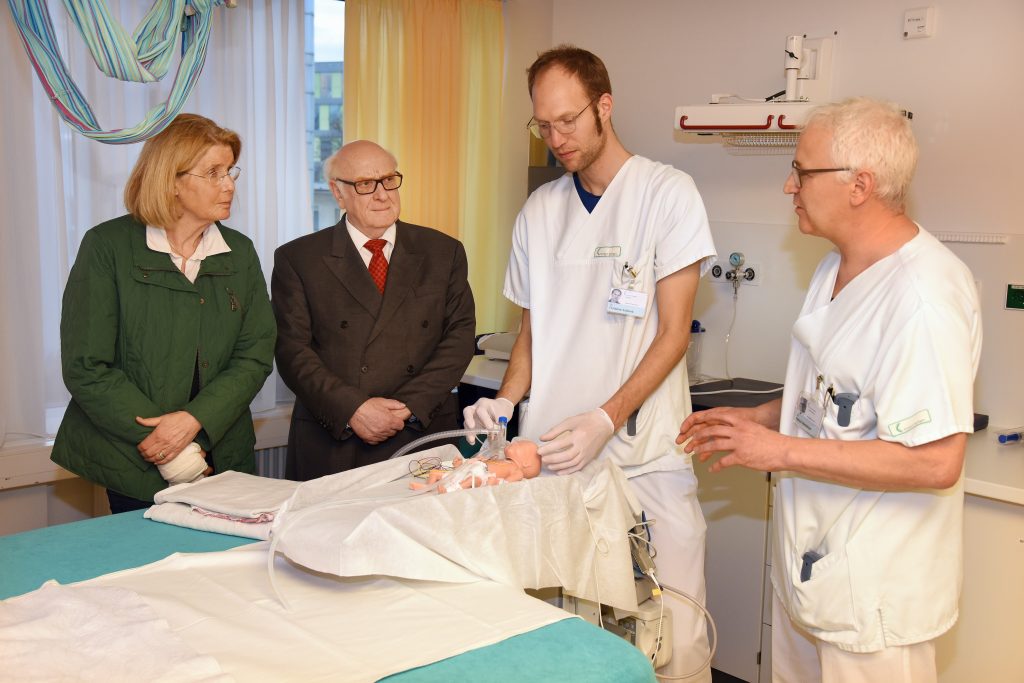 Stuttgart, Olgahospital, Olgäle Stiftung für das kranke Kind, Spende, Spendenübergabe des wtv-Verlag, Präsidentin Dr. Susanne Schuster und wtv-Geschäftsführer Rolf Schmid mit Ärzteteam im Kreissaal
Fotograf: Günter E. Bergmann
                Presse-, Werbe- und Eventfotografie
Aufnahmedatum: 29.11.2017