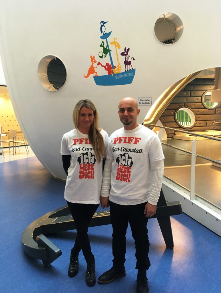 Gaststätte Pfiff aus Bad Cannstatt spendet mit einer T-Shirt Aktion