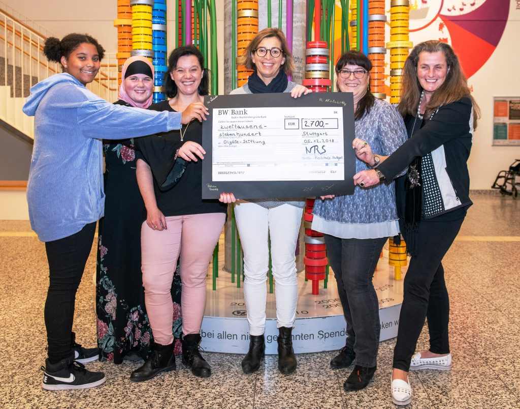 Neckar-Realschule Stuttgart bastelt und sammelt für die Olgäle-Stiftung