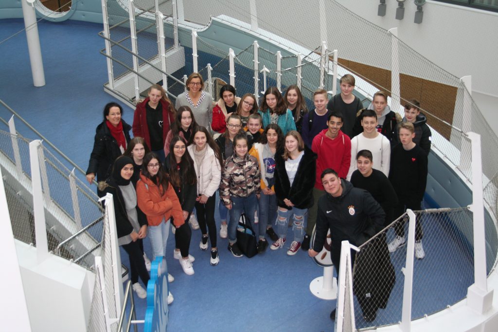 Klasse 8a der Ostertag Realschule in Leonberg verkauft Kuchen für den guten Zweck