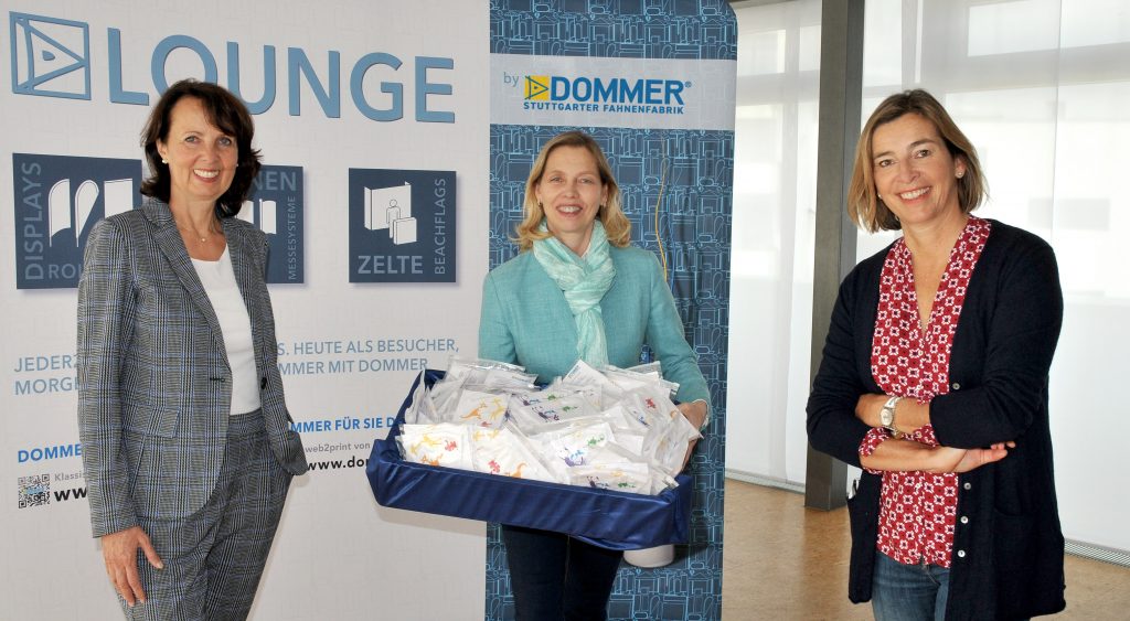 Dommer Stuttgarter Fahnenfabrik übergibt Stiftungsmasken mit bunten Tiermotiven