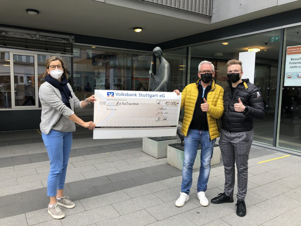 Autowäsche für den guten Zweck – Schaal-Tankstellen-Gruppe aus Fellbach spendet 10.000 Euro