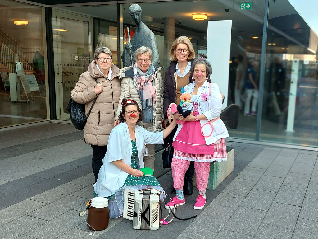 Bastelkreis der Ev. Thomasgemeinde Kaltental spendet für die Klinikclowns