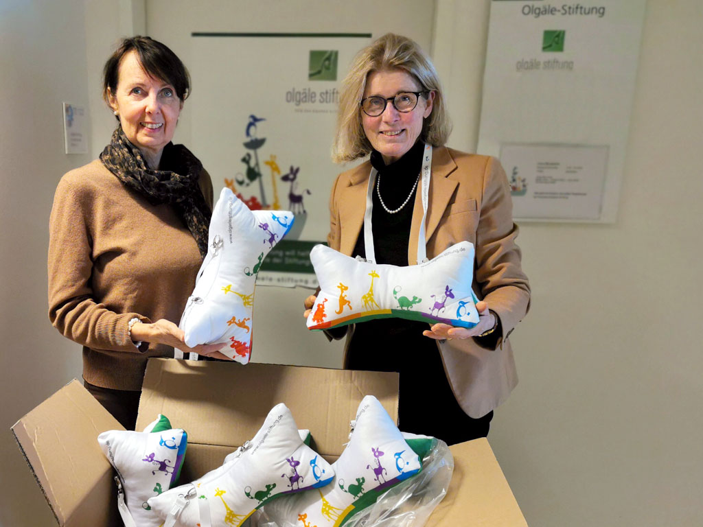 Dommer Stuttgarter Fahnenfabrik spendet 50 Nackenkissen