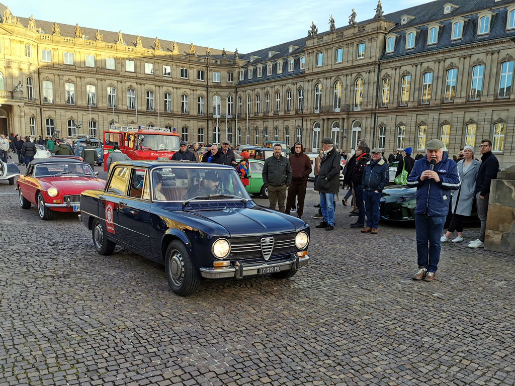 Begeisterte Oldtimer-BeifahrerInnen beim Rollenden Museum des WAC bei der „Langen Nacht der Museen 2023“