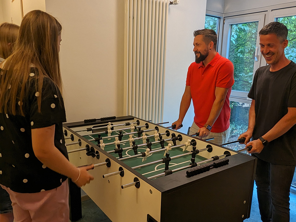 Der Ball rollt auf der Jugendstation 2 der KJP