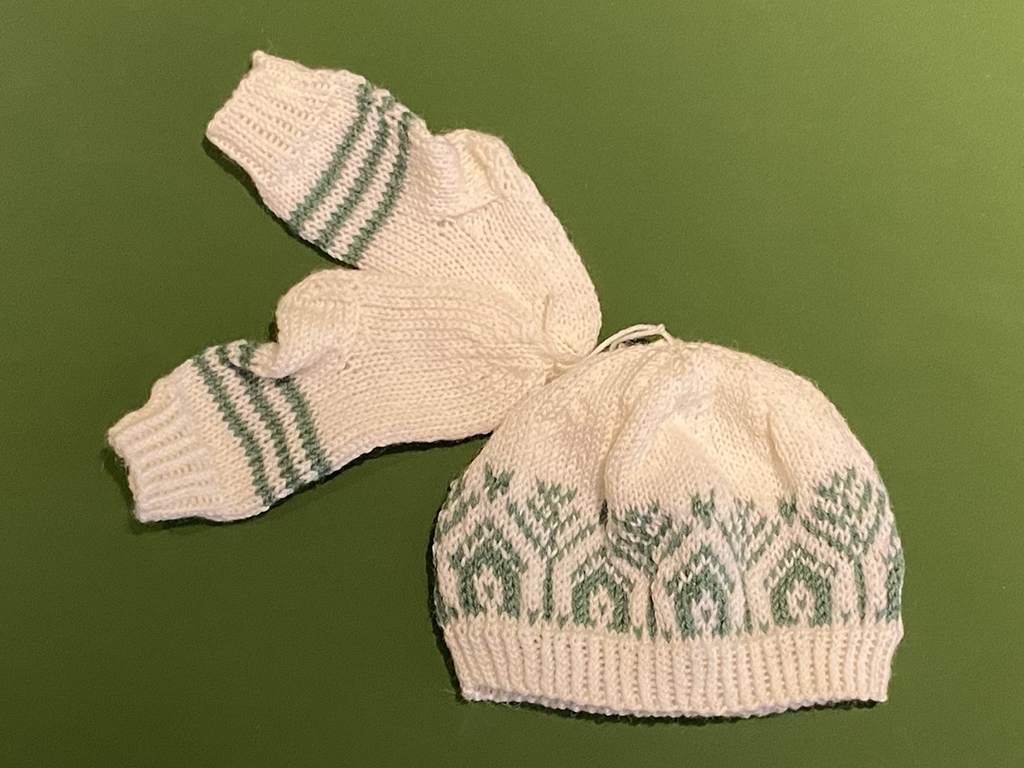 Erstlings-Sets handgemacht von den Damen des Strick-Cafés