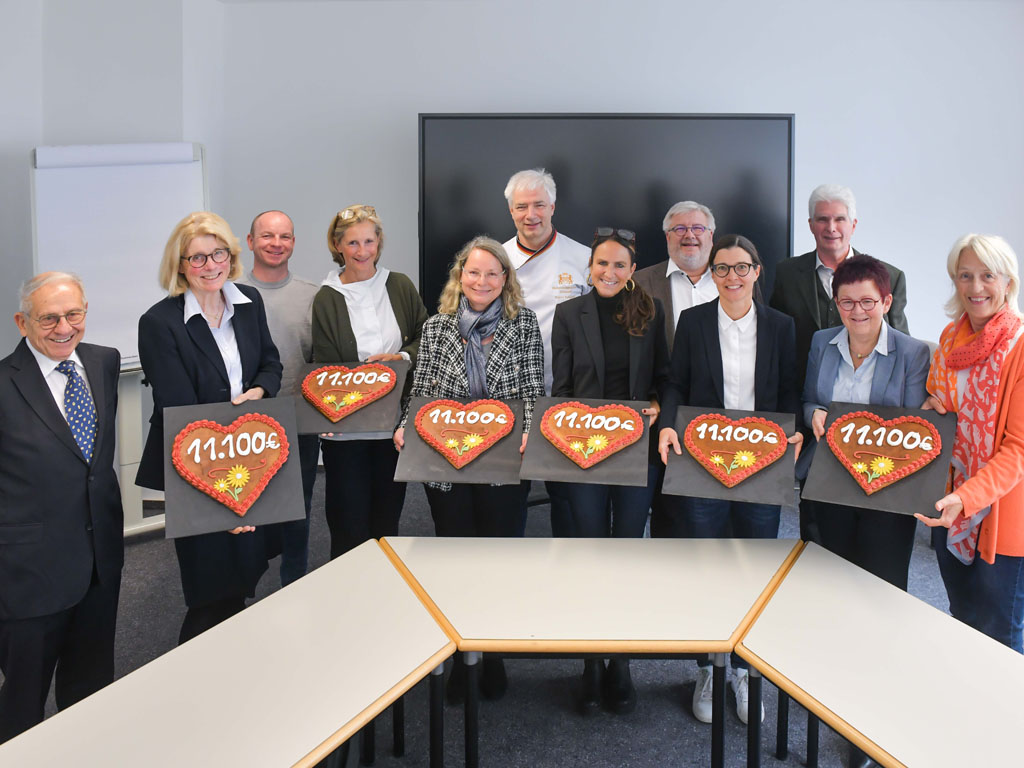 Stuttgart, PHilia Chor der Stuttgarter Bäcker löst sich auf und verteilt 66 000 Euro an Rücklagen an Stuttgarter Vereine für Hilfsbedürftige.

Im Bild v.l.: Rudolf Frank, Stefanie Schuster, Justin Bosch, Silke Schmidt-Dencker, Gabrielle Ehrmann, Martin Reinhardt, Christina Semrau, Frank Sautter, Völklein Cornelia, Kuon Margot, Keck Susanne