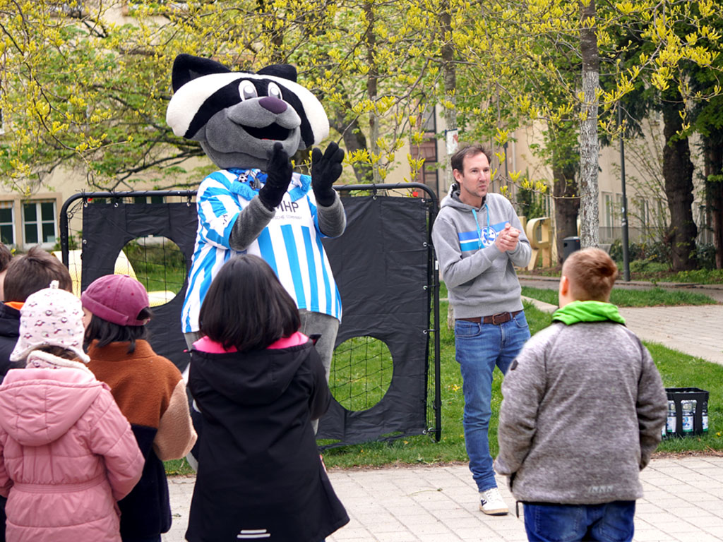 Torwandschießen mit den Stuttgarter Kickers in der Kinder- und Jugendpsychiatrie