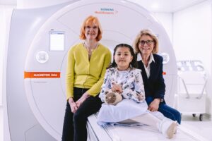 von links: PD Dr. Thekla von Kalle, Ärztliche Direktorin Kinderradiologie Klinikum Stuttgart, eine kleine Patientin und Dr. Stefanie Schuster, Präsidentin der Olgäle-Stiftung vor dem neuen MRT Bildnachweis: Klinikum Stuttgart / Tobias Grosser