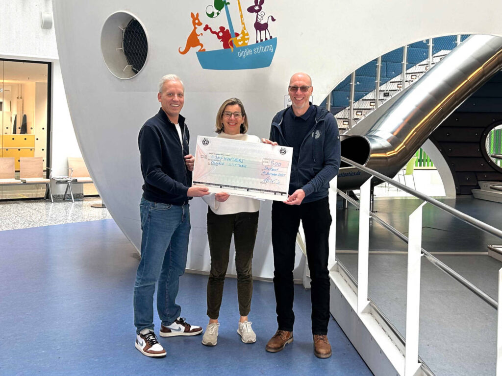 Montagskicker e.V. und Allianz für Kinder e.V. spenden für die Reittherapie